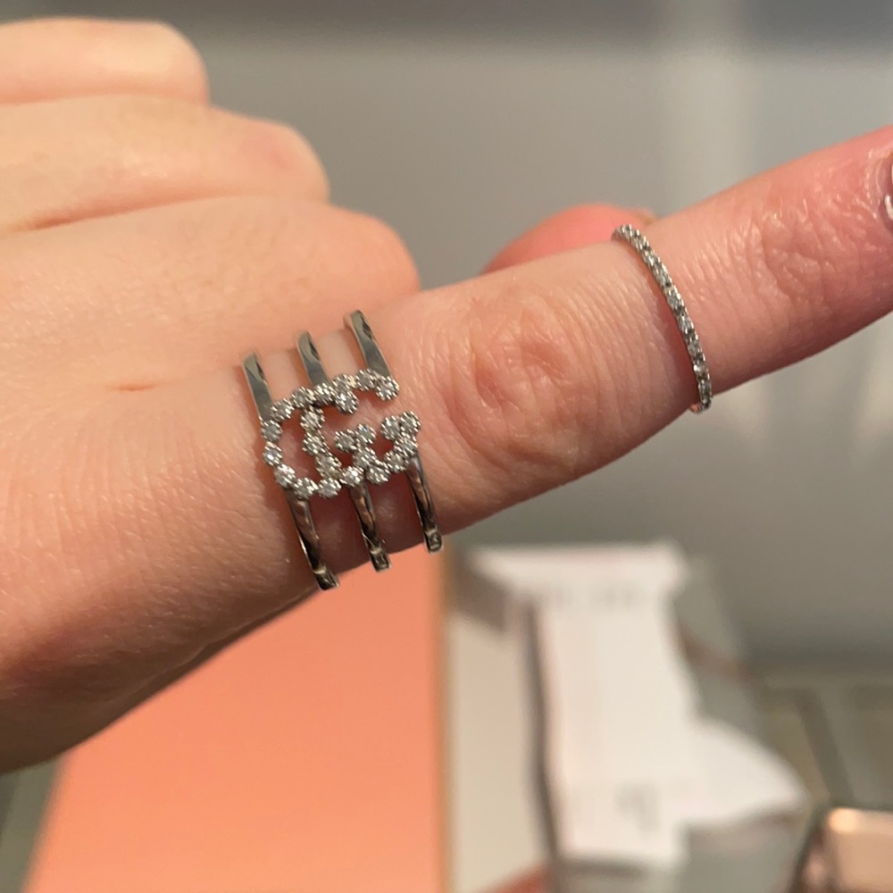 Gucci running ring with diamonds